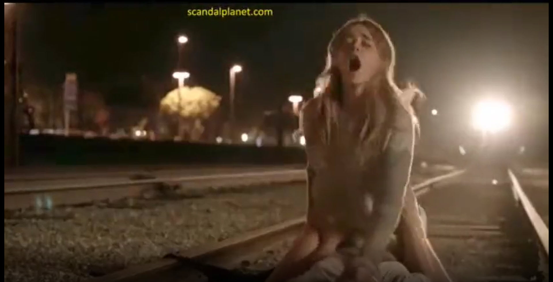 หนังxฝรั่งเอากันบนรางรถไฟ กำลังเสียวรถไฟมาพอดี เย็ดหนักมาก