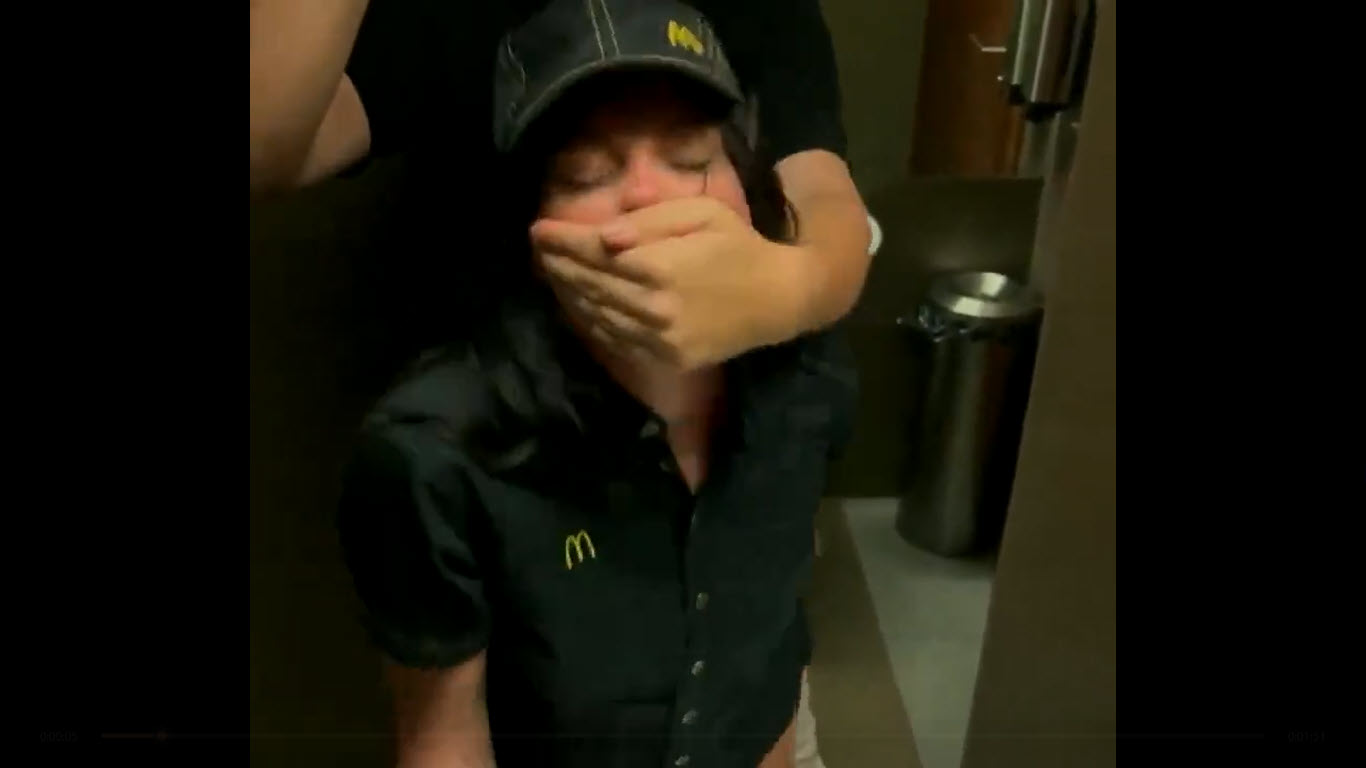 จับเย็ดสาวร้านขายเบอร์เกอร์คาห้องน้ำโคตรเสียวตื่นเต้นมากหนังโป๊ฝรั่ง