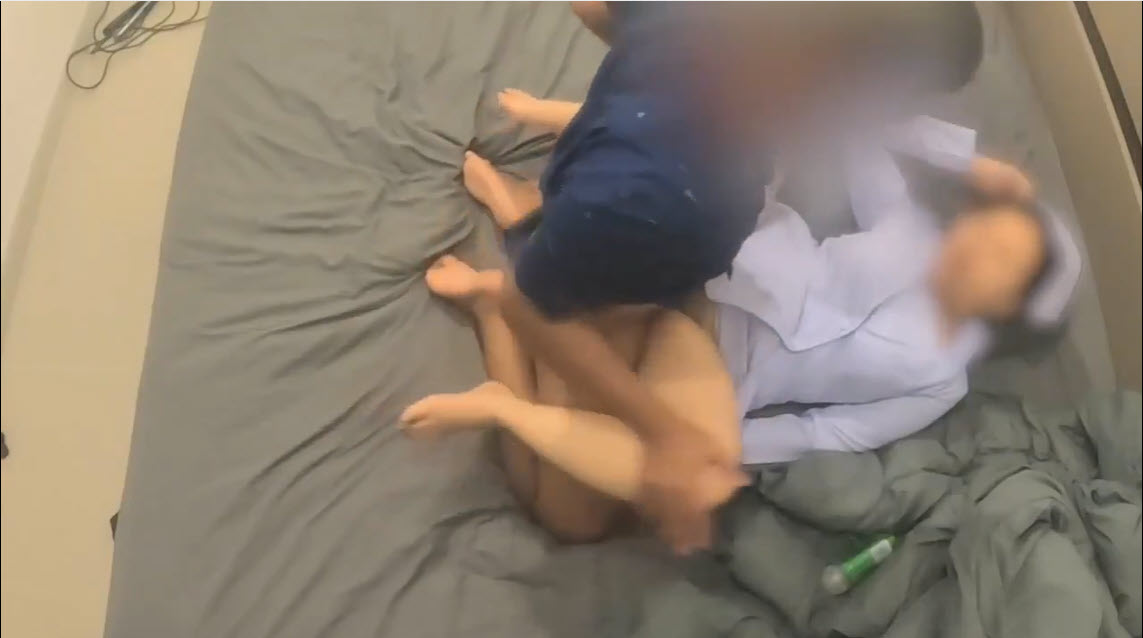 คลิปโป๊ไทยคลิปโป๊ไทยพยาบาลสาวอวบเลิกเวรมาปุ๊บ โม๊คเสียวให้ผัวจนน้ำเกือบแตก แล้วโดนจับซอยท่าหมารัวๆ ดุเดือดจนน้ำทะลักรู2