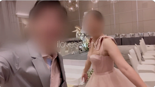 คลิปเย็ดหีไทยแท้ๆอยู่ในงานแต่งผมกับเพื่อนเจ้าสาวเมากันมาก แต่ก็ทุลักทุเลพากันกลับมาถึงห้องจนได้ พอถึงห้องได้ผมอยากล้มหัวลงนอนมาก ส่วนเพื่อนเจ้าสาวกลับกัน ไม่ง่วงเลยสักนิด แต่เงี่ยนมากกว่า มากแบบมากกกกกกกกกกก ผมจะนอนก็ไม่ยอมให้นอน