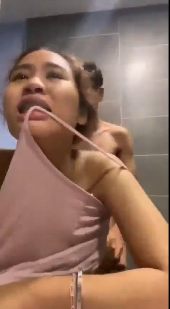 คลิปโป๊แอบมาเย็ดกันในห้องน้ำ ครางเสียงลั่นห้องน้ำเลยสวสัยจะเสียวหีจัด ไม่กลัวใครได้ยินเลย