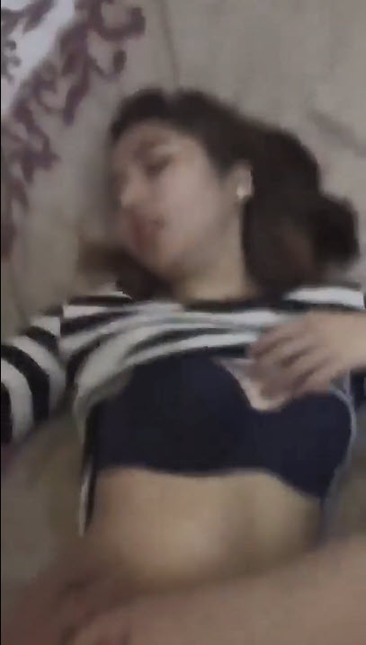 คลิปหลุดเมียเพื่อนเมาที่ห้อง อยากเย็ดมานานอดใจไม่ไหวกางเกงยีนไม่ต้อง