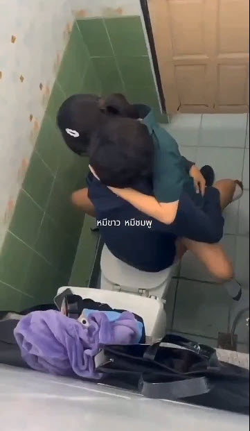 คลิปโป๊หลุดหนุ่มพาสาวนักเรียนเตรนารีมาเเอบ ไปเยดห้องนํ้าโรงเรียน