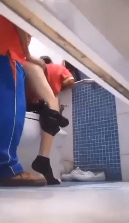 เด็กมอต้นแอบมาเย็ดกันในห้องน้ำเพื่อนดันรู้มากแอบถ่ายไว้เลย