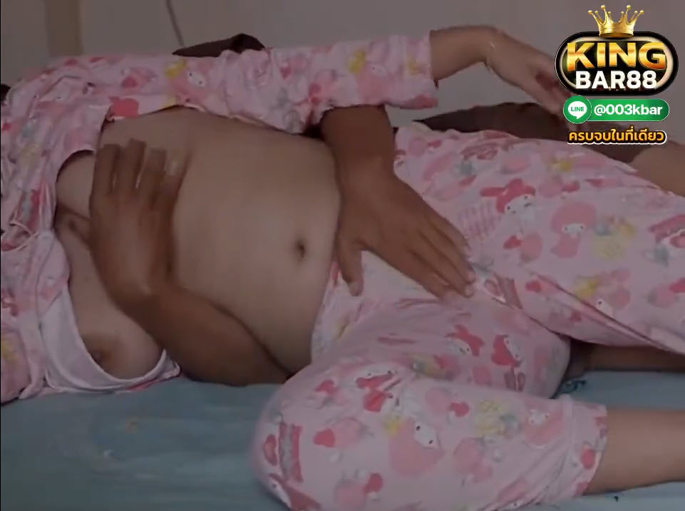 หนังxxxไทย ผัวเงี่ยนกลางดึกสะกิดเมียเมียนิ่งเลยจัดการถอดแล้วเย็ดสะเลย