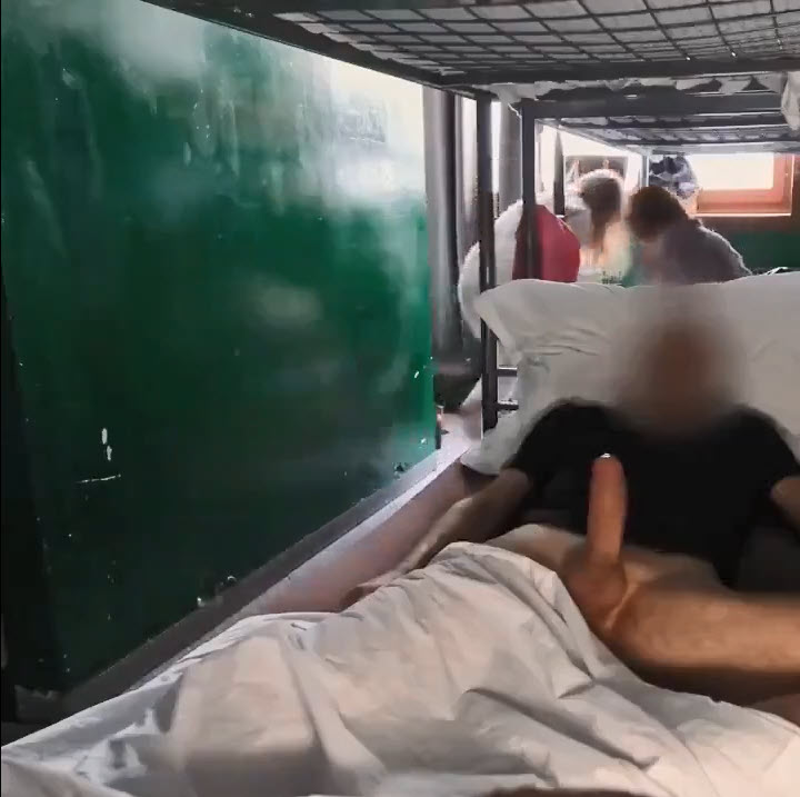 คลิปหลุดสวิงกิ้งฝรั่งแอบเย็ดกันในโฮสเทลผู้หญืงสองคนรุมเย็ดหนุ่มนอนควยโด่