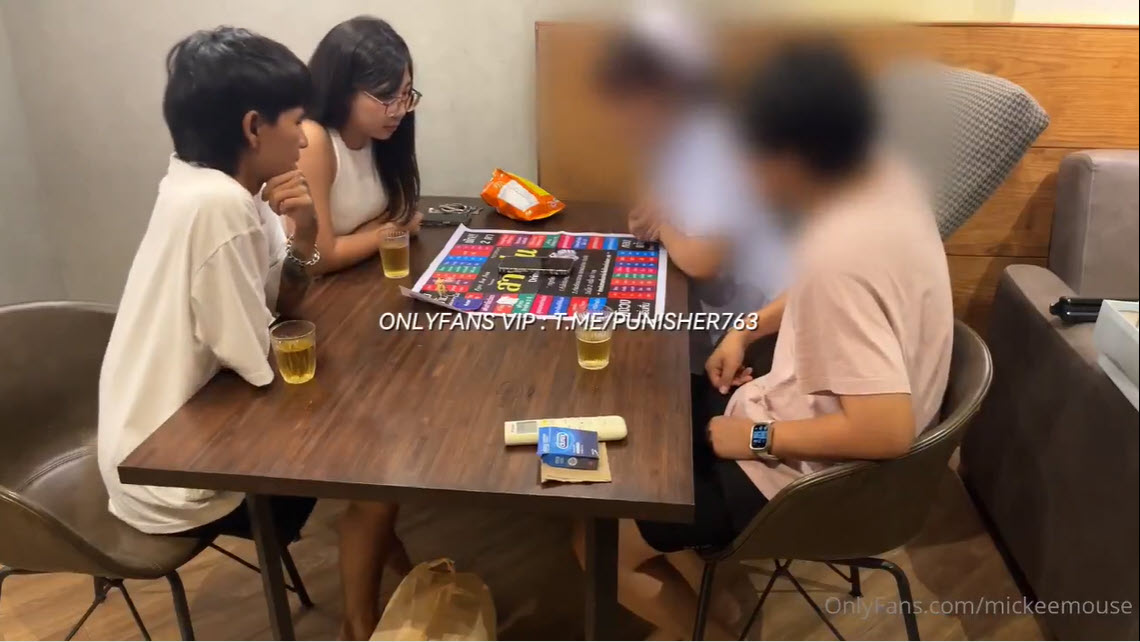 คลิปหลุดไทยคู่รัก 2 คู่เล่นเกมส์กันอยู่ๆแลกคู่เย็ดกันสวิงกิ้งกันสุดเสียว